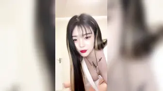 娇小可爱颜值高【裸舞-下篇】好身材的小渣女全程露脸小秀，深夜陪狼友骚，互动狼友诱惑舞蹈，掰开骚穴看特写精彩刺激