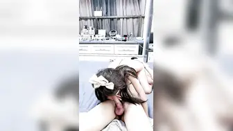 娇小身材非常耐操气质美女米拉激情啪啪，无毛肥穴被炮友振动棒抽插，深喉口交骑乘打桩喷水，娇喘呻吟非常诱人