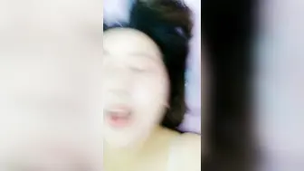 娇羞小姐姐露脸颜值好高，情趣内衣诱惑跟大哥深夜激情啪啪，无套爆草抽插让大哥射在嘴边舔精液吃不要错过