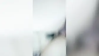 娇羞小姐姐露脸颜值好高，情趣内衣诱惑跟大哥深夜激情啪啪，无套爆草抽插让大哥射在嘴边舔精液吃不要错过