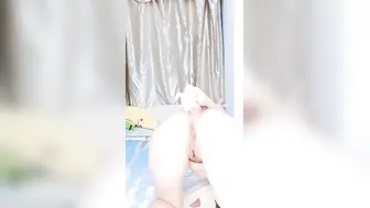 小仙女来了全程露脸激情大秀，颜值很高清纯粉嫩，黑丝情趣诱惑道具激情插逼秀，自己爆菊花浪荡呻吟不止刺激