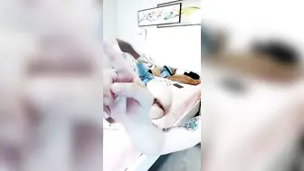 【极品瑜伽教练，牛仔裤女神【上】粉丝强烈要求验证，上演一字马，这个姿势干逼礼物不断，肤白貌美，罕见尤物