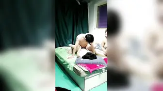 【姐妹花一起4P】全程露脸跟两个小哥大秀，吃奶抠逼舔大鸡巴，床上各种抽插爆草看看那个妞更骚好刺激