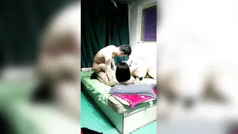【姐妹花一起4P】全程露脸跟两个小哥大秀，吃奶抠逼舔大鸡巴，床上各种抽插爆草看看那个妞更骚好刺激