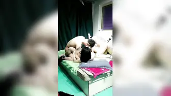 【姐妹花一起4P】全程露脸跟两个小哥大秀，吃奶抠逼舔大鸡巴，床上各种抽插爆草看看那个妞更骚好刺激