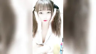 【小虎牙极品清纯萝莉-衬衣长裙裸舞篇】双马尾笑起来超甜，喜庆红色情趣装，拨开内裤扣穴，衬衣长裙换装诱惑，一线天馒头美穴特写