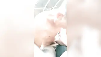 【户外勾引】老板娘周日大清早【下篇】户外勾引个骑三轮车，卖辣椒老大爷，打野战，这逼舔得爽死了大爷