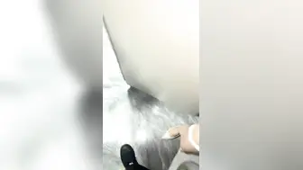 【初恋的香味】杭州街头，挑战公厕性爱，冬夜，极品女神姐妹花，啪啪，撒尿，时刻担心有人进来，真刺激