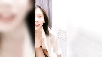 D罩杯极品美乳新人甜美小姐姐玩诱惑 ，衬衣包臀裙开档黑丝，翘起屁股揉穴，从下往上视角晃动奶子，翘起双腿特写