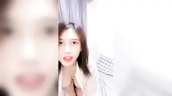 D罩杯极品美乳新人甜美小姐姐玩诱惑 ，衬衣包臀裙开档黑丝，翘起屁股揉穴，从下往上视角晃动奶子，翘起双腿特写