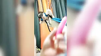SM蹂躏母狗人妻还有点奶水【下篇】吊起来玩逼草嘴道具给她搞喷，风油精刺激菊花和逼逼爽到喷尿，深喉草嘴干骚逼