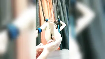 SM蹂躏母狗人妻还有点奶水【下篇】吊起来玩逼草嘴道具给她搞喷，风油精刺激菊花和逼逼爽到喷尿，深喉草嘴干骚逼