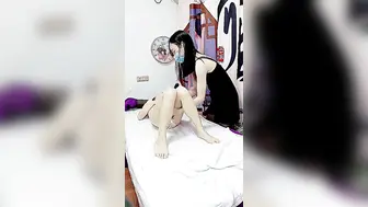 SPA养生会馆小哥深夜双飞两个骚逼少妇【park1】黑丝情趣露脸道具玩弄骚穴，一起舔鸡巴各种体位轮草两女激情不断