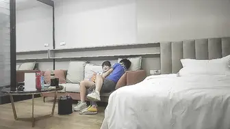【我有一台拖拉机】2000约腼腆小姐姐，这颜值怎么忽高忽低的，翘臀圆润，小伙暴力插逼，陶醉其中爽了