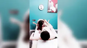 【权少很骚呢】22岁人气小姐姐回归，身姿曼妙玲珑有致，甜美爱笑好多回头客，没被干爽嘟嘴抱怨(1)