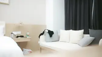 高端外围场，极品小少妇，肤白貌美，近距离口交舔穴，高潮迭起干爽真刺激