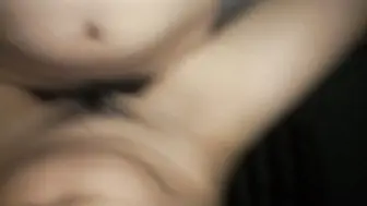 放暑假爸爸不在家和高二小女友在家里偷偷来一炮