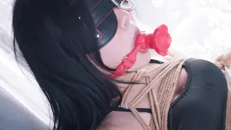 【丝米定拍】《潜入美女家的大叔3》趁着美女睡觉，潜入她家，把美女大字捆绑，阳ju口塞蹂躏小嘴，呜呜叫流口水！并腿固定，蛋蛋震个不停，矜持美女被玩高了…