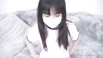 白丝运动装的可爱穴妹