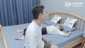 性爱笔记之助兄弟上了室友性感闺蜜