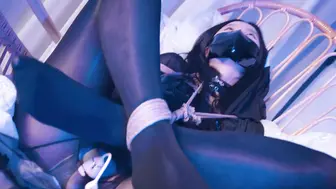 【悠米】《神圣修女被绑记》4 全包黑丝修女以一种痛苦的团缚姿势绑在吊篮里，绳子绕在脖子后无法动弹，被迫被棒棒强羔