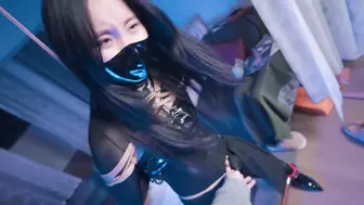 【悠米】《神圣修女被绑记》4 全包黑丝修女以一种痛苦的团缚姿势绑在吊篮里，绳子绕在脖子后无法动弹，被迫被棒棒强羔