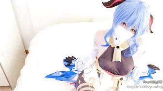 Yuzukitty OnlyFans 甘雨原神cosplay性感勾引男孩 甘雨原神COS来袭 柚子猫化身甘雨秘书 领略二次元的肉体盛宴