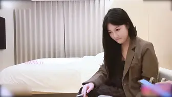 刚满18岁的小女孩操得受不了镜头前按着口交，让人忍不住想将她按在床上，从后面狠狠地进入她