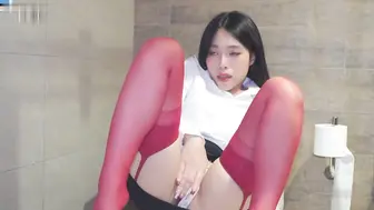反差婊骚穴发痒卫生间自慰满脑子小表弟被无套猛怼