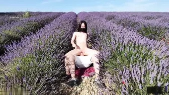 漂亮美女，来到郊外和男友野战