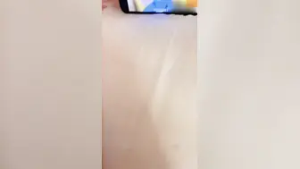 爸妈出去了妹妹在房间里看电视，故意让她看日本色情动漫，手不自觉扣向妹妹的逼