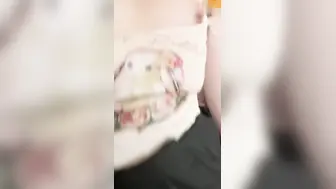 爸妈出去了妹妹在房间里看电视，故意让她看日本色情动漫，手不自觉扣向妹妹的逼