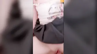 爸妈出去了妹妹在房间里看电视，故意让她看日本色情动漫，手不自觉扣向妹妹的逼
