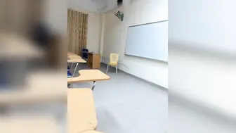 如今大学校园淫乱之风兴起，这是老师还是学生，教室里高潮喷水自慰，第二天好大的骚水味