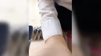 如今大学校园淫乱之风兴起，这是老师还是学生，教室里高潮喷水自慰，第二天好大的骚水味
