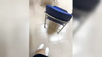 如今大学校园淫乱之风兴起，这是老师还是学生，教室里高潮喷水自慰，第二天好大的骚水味