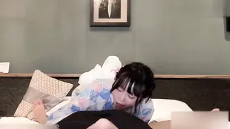 岛国反差母狗 和服下的春光荡漾 露出丰满的乳房和诱人的曲线，反差的魅力让人欲火焚身