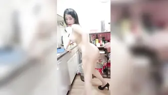 巨乳表妹在厨房被后入 被爆操之后淫水直流