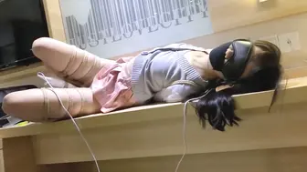 蒙眼捆缚，用震动棒来征服小母狗