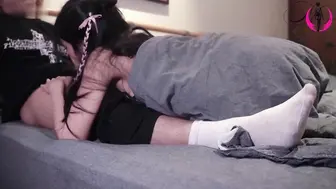 跟哥哥一起看片时 高潮到喷水了 越南骚浪妹miuzxc简直是手感满满，哥哥轻轻一揉，她就高潮到喷水