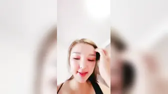逼逼很痒的骚妇全程露脸跟好姐妹一起舔弄大鸡巴
