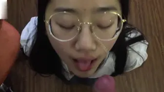 情侣泄密自拍 眼镜妹被啪啪颜射口爆！