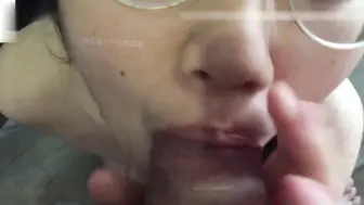 情侣泄密自拍 眼镜妹被啪啪颜射口爆！