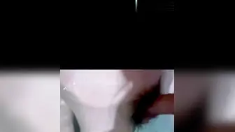 哄骗刚破处的妹妹一块去洗浴中心，强迫让她穿上半露奶子的泳衣，卫生间出来就拉到休息室掰开嫩逼爆操，下屌太重给操哭了