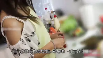 围裙内裸露的身体！！ 边做菜边挑逗 掀开裙子直接干 中字无码～国产