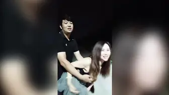 大哥大嫂激情野战，让大哥后入