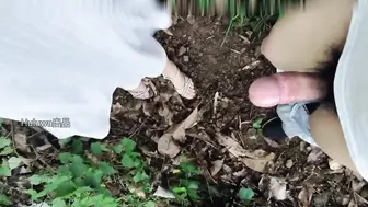 大波妹约单男户外露出野战，皮肤白最后还把精液舔干净