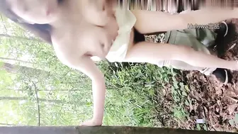大波妹约单男户外露出野战，皮肤白最后还把精液舔干净