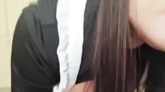 女仆亲妈跪地迎接儿子，老公刚走就抱着儿子的鸡巴不松嘴，享受着这份禁忌的口交快感。