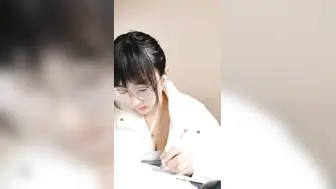 女大生上网课时，骚货忍不住当着全班师生，站起来开镜头自慰给大家看